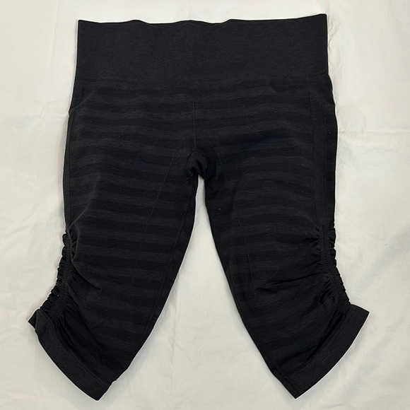 Lululemon Cropped Legging Shorts - Picture 1 of 7